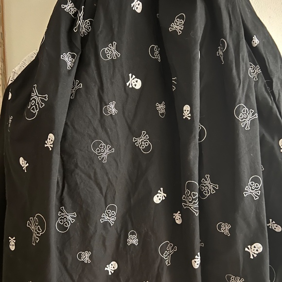 SARA USA Black Skull Skirt Midi with white skulls Elastic Waist Size Large NWOT - Picture 9 of 10